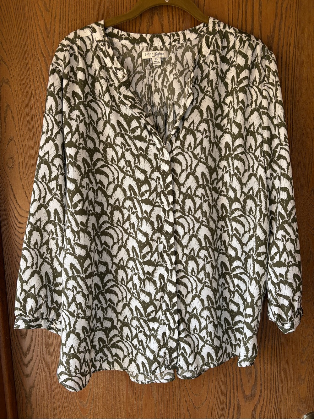 Jachs Girlfriend Olive Leaf Print, v-neck, 3/4 sleeve Women’s Blouse Sz XL
